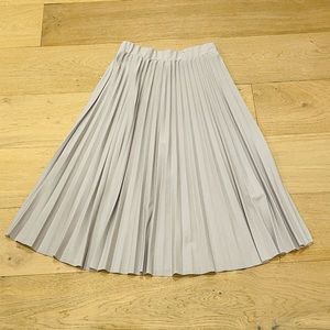 EUC Grey pleated skirt size small. Elastic waist